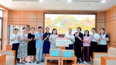 Học viện Nông nghiệp Việt Nam trao tặng 100 cuốn sách xây dựng thư viện Trung tâm Dịch vụ tổng hợp xã Vân Đình